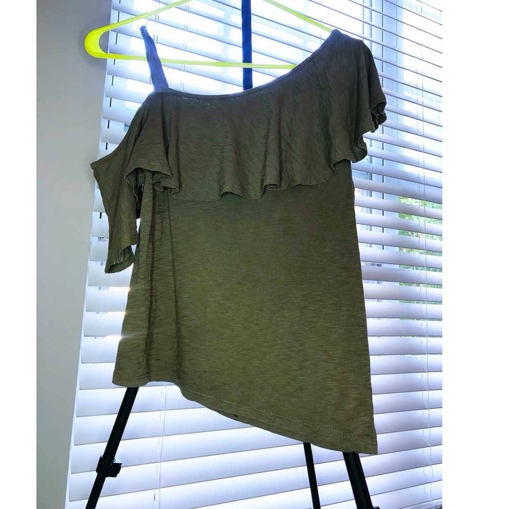 Off one shoulder Altartd State top .